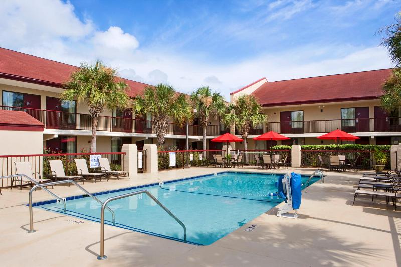 هتل Red Roof Inn Plus+ Mt Pleasant   Patriots Point