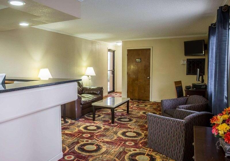 ホテル Rodeway Inn & Suites Plymouth Hwy 64