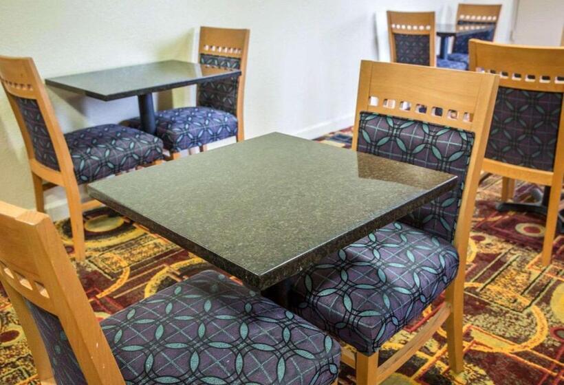 Отель Rodeway Inn & Suites Plymouth Hwy 64