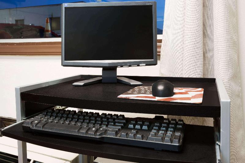 هتل Super 8 By Wyndham Greensboro