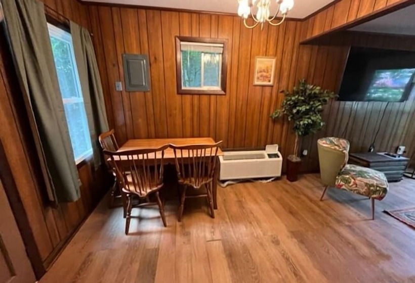 Meadowlark Motel With Restaurant & Bar