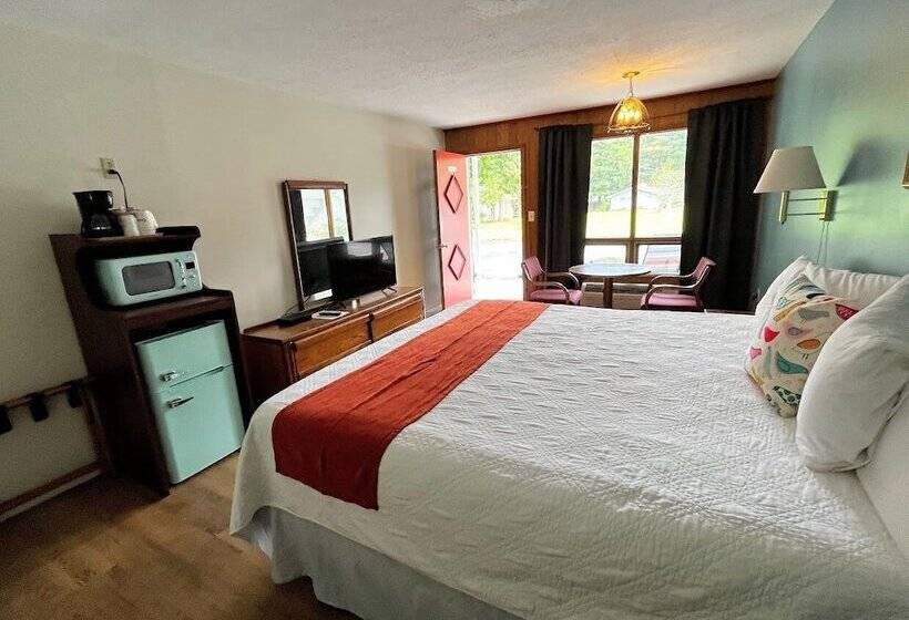 Meadowlark Motel With Restaurant & Bar