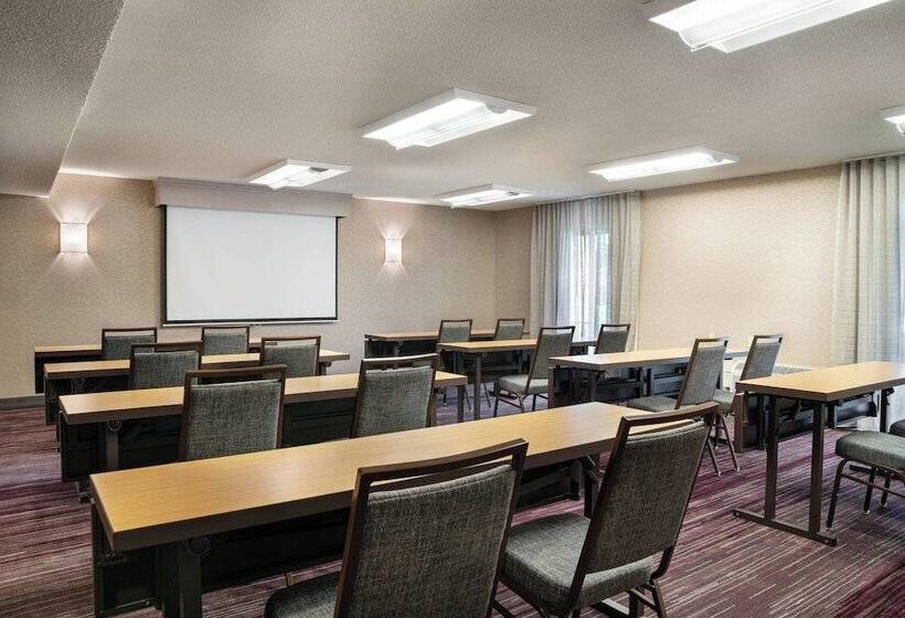 Отель Courtyard By Marriott Pleasanton