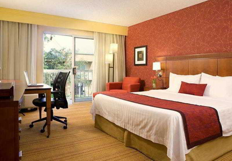 هتل Courtyard By Marriott San Mateo Foster City
