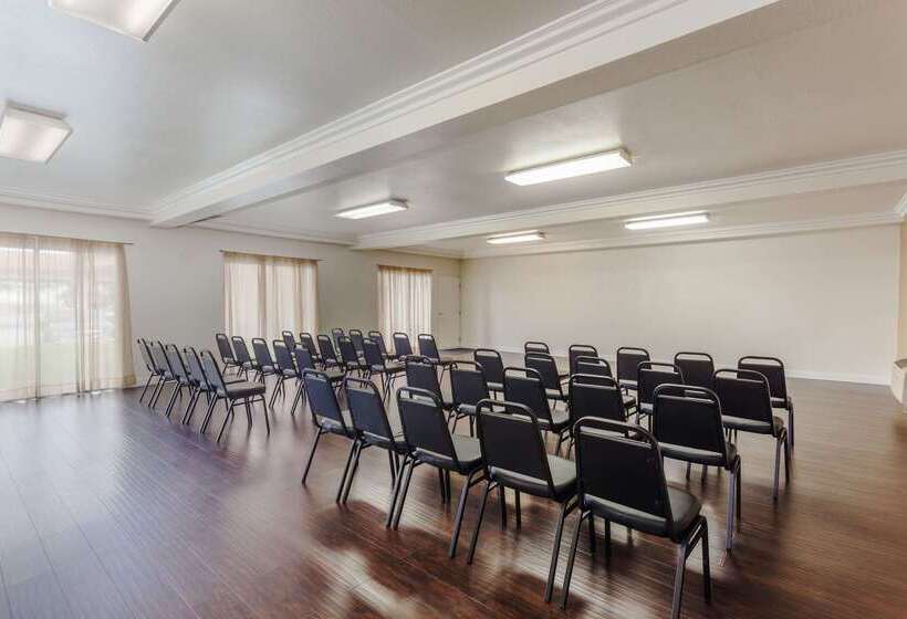 Отель Days Inn & Suites By Wyndham South Gate