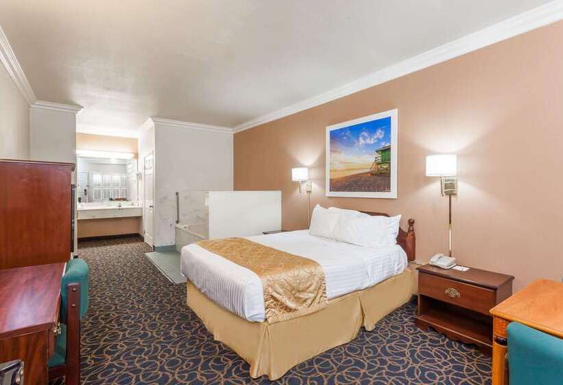 Отель Days Inn & Suites By Wyndham South Gate