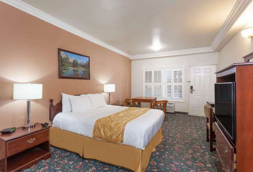 Отель Days Inn & Suites By Wyndham South Gate