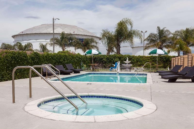 Отель Days Inn & Suites By Wyndham South Gate