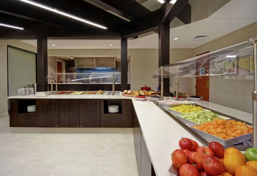 هتل Embassy Suites Little Rock