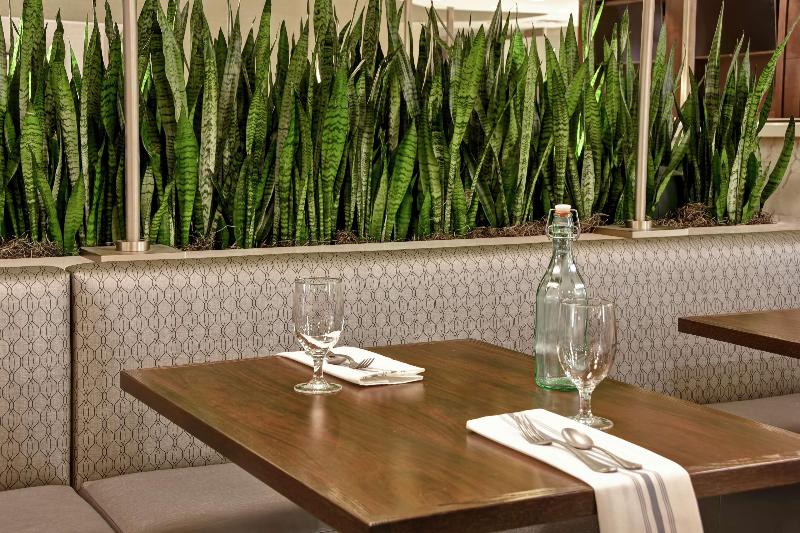 هتل Embassy Suites Little Rock