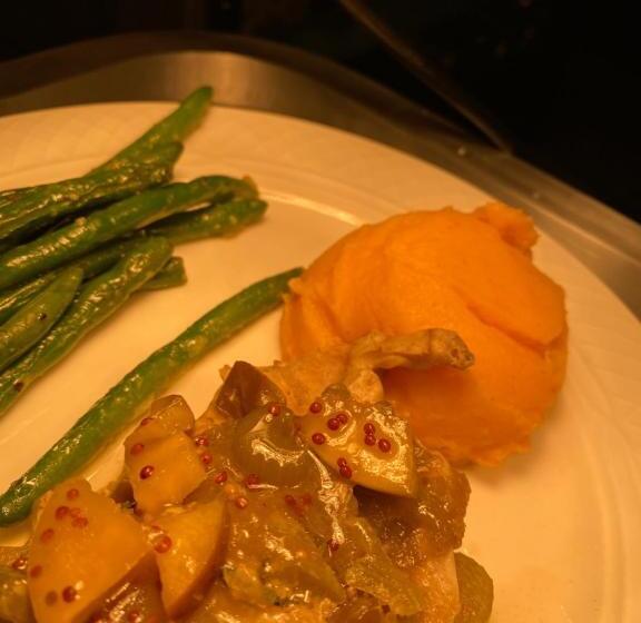 호텔 Inn On The River