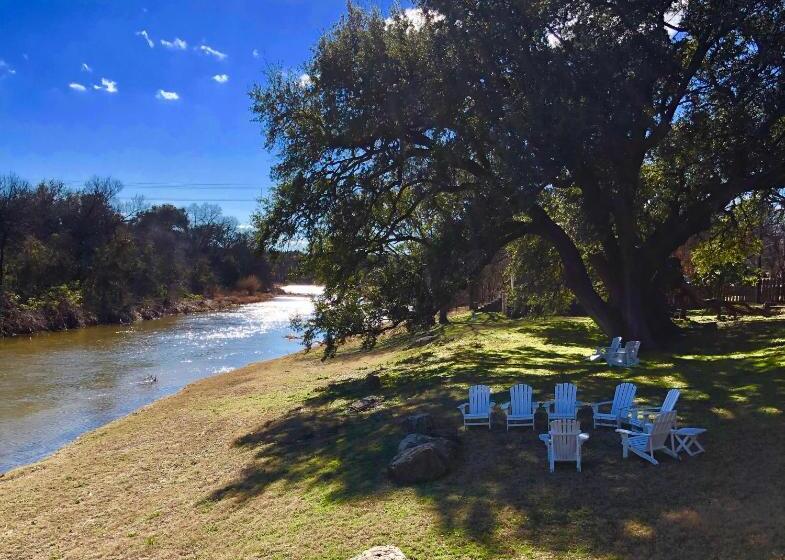 호텔 Inn On The River