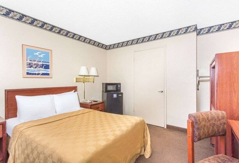 هتل Knights Inn Madera