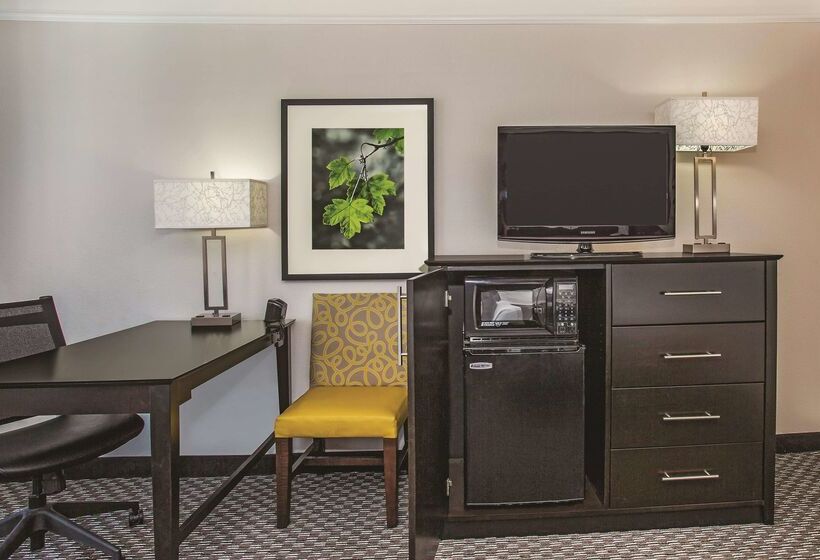 هتل La Quinta By Wyndham Las Vegas Summerlin Tech