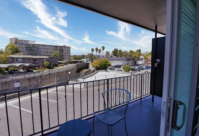 هتل Seaside Inn & Suites