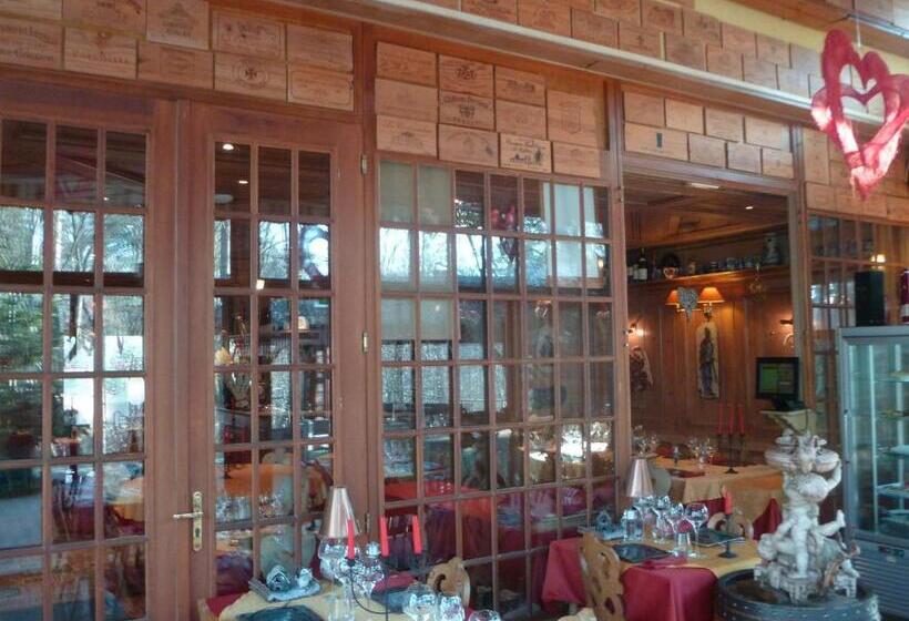 Отель Restaurant Les Pins Logis