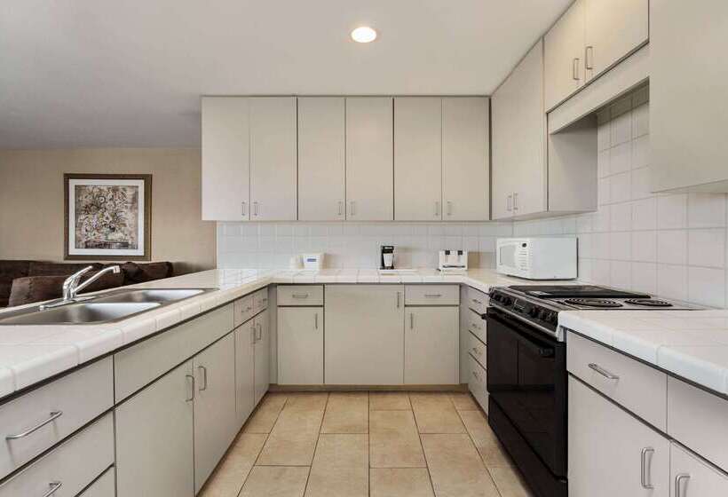 هتل Travelodge By Wyndham Lake Havasu