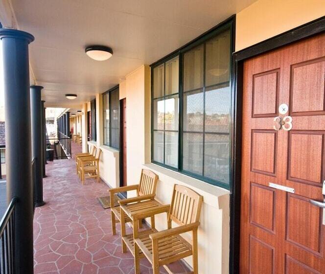 Country Plaza Motel