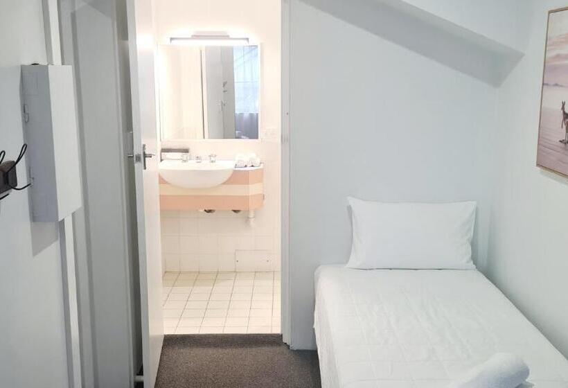 Отель Golden Sands Motor Inn