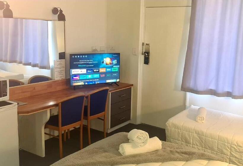 Отель Golden Sands Motor Inn