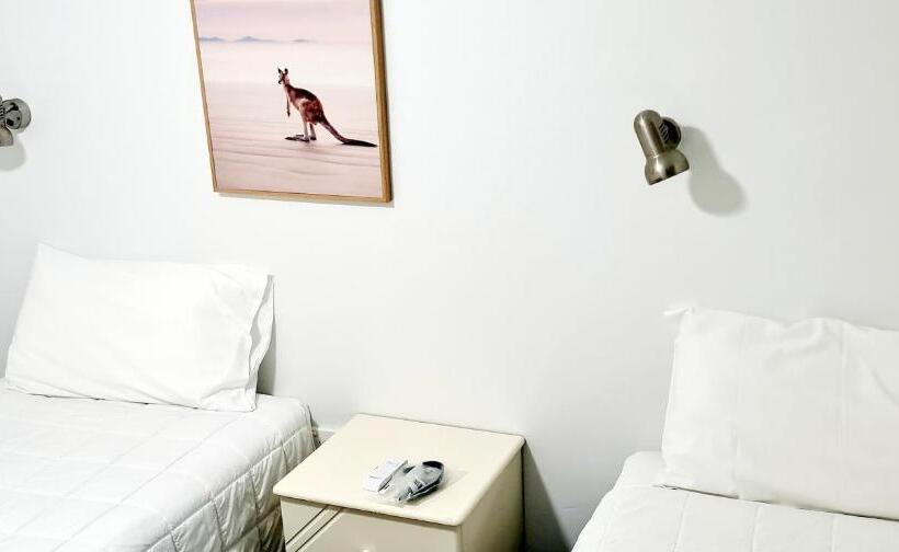 Отель Golden Sands Motor Inn