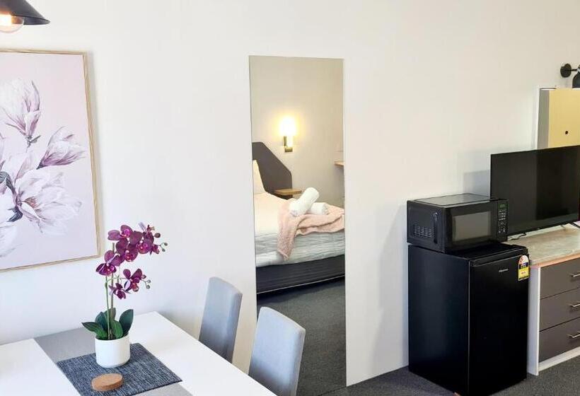 Отель Golden Sands Motor Inn