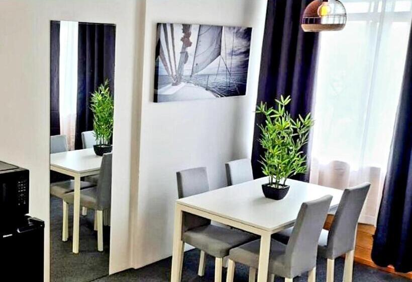 Отель Golden Sands Motor Inn