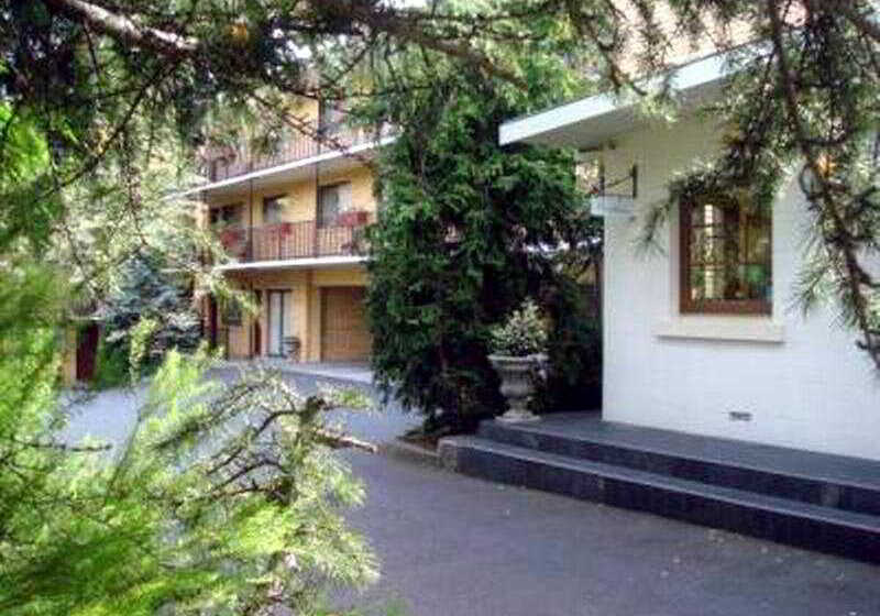 هتل Grosvenor Court Apartments