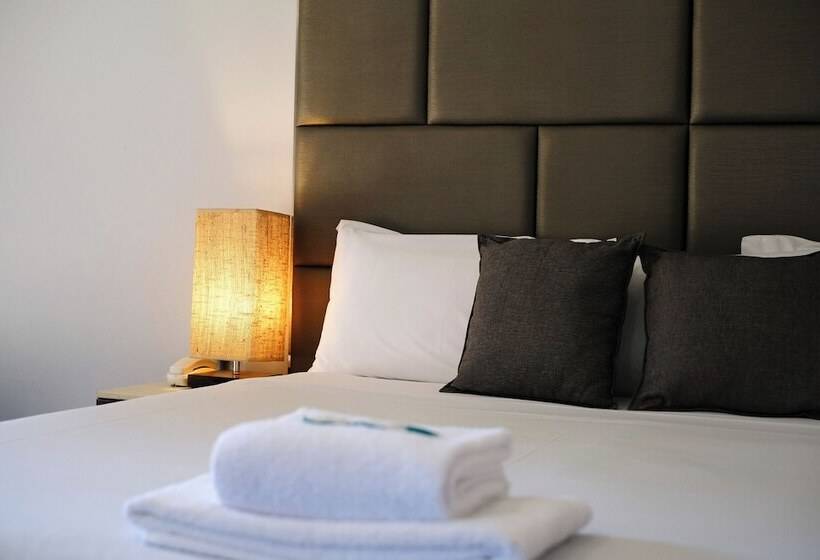 בית מלון כפרי Island Palms Motor Inn