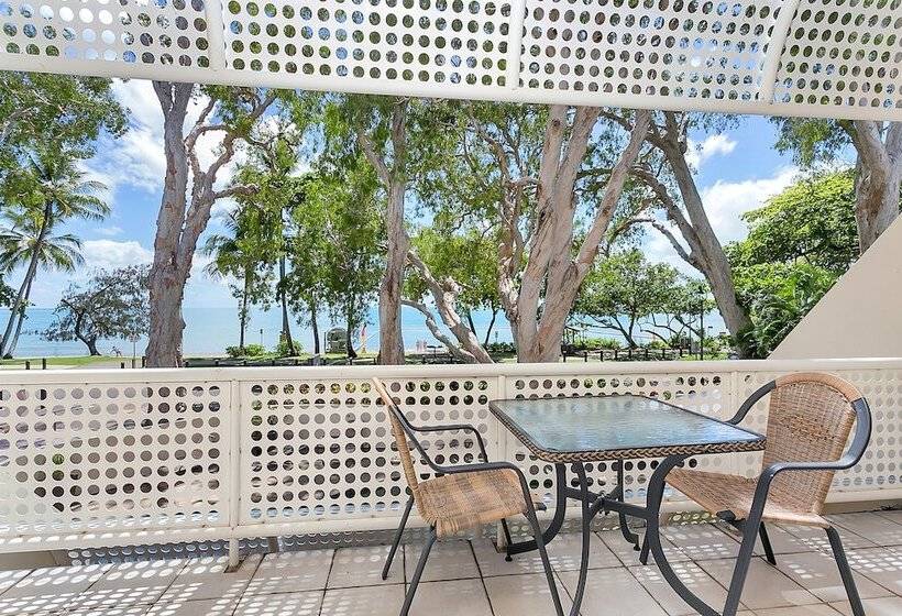 هتل Marlin Waters Beachfront Apartments