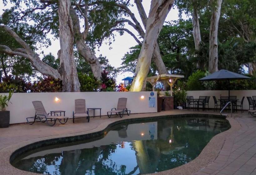 هتل Marlin Waters Beachfront Apartments