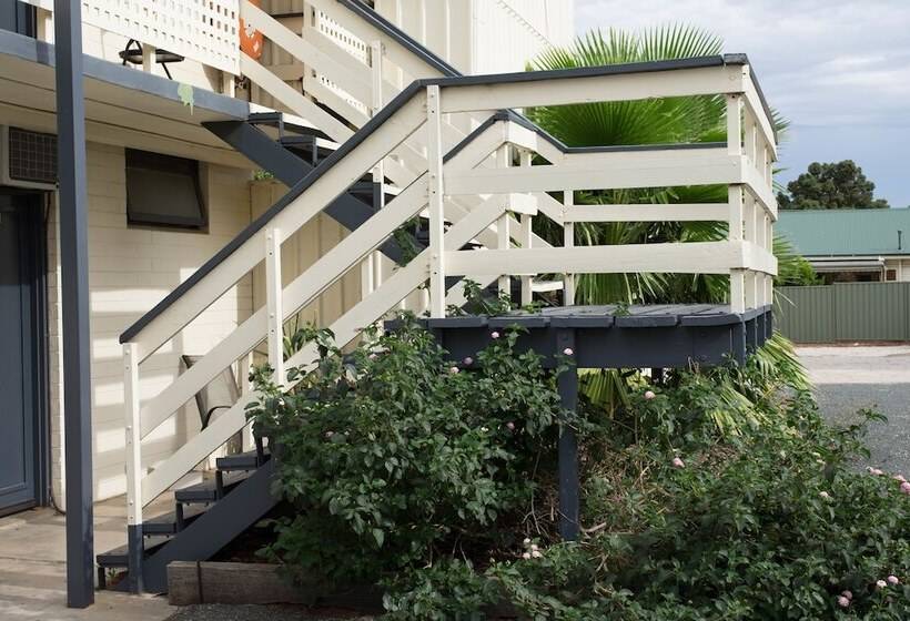 Отель Pioneer Station Motor Inn