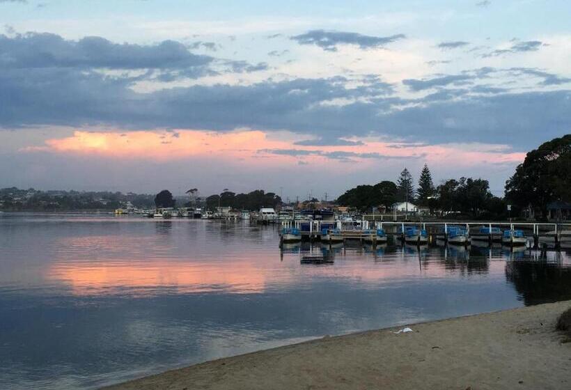 Lakeside Motel Waterfront