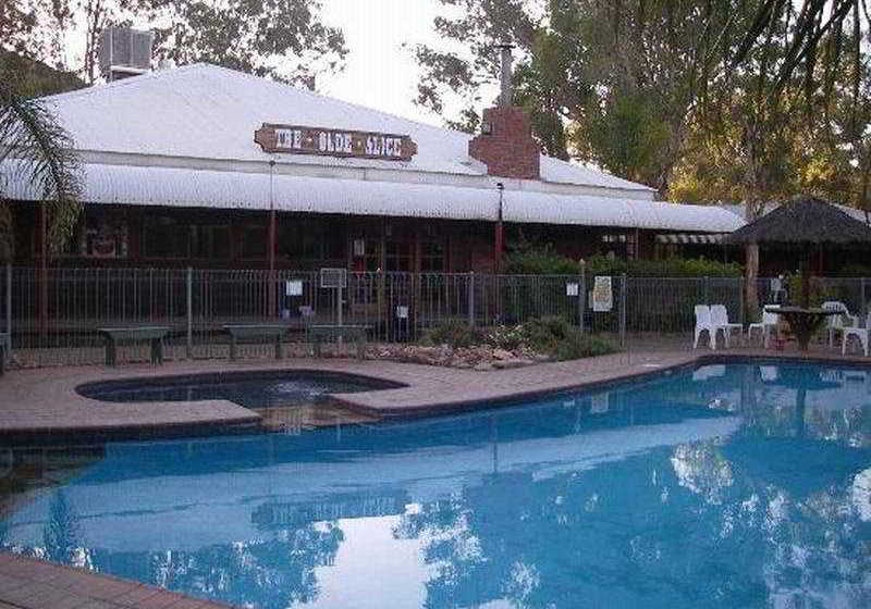 استراحتگاه Heavitree Gap Outback Lodge