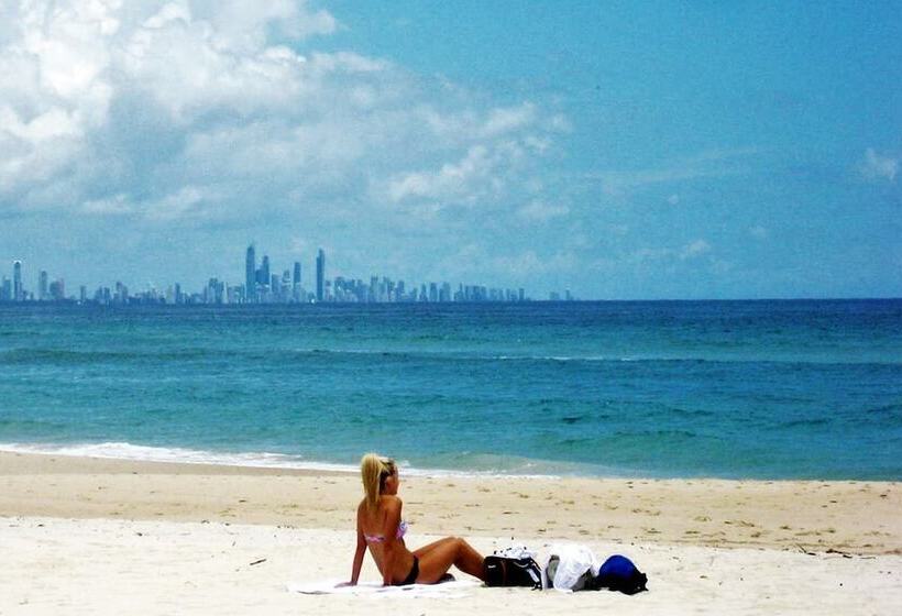 هتل Sandcastles On Currumbin Beach