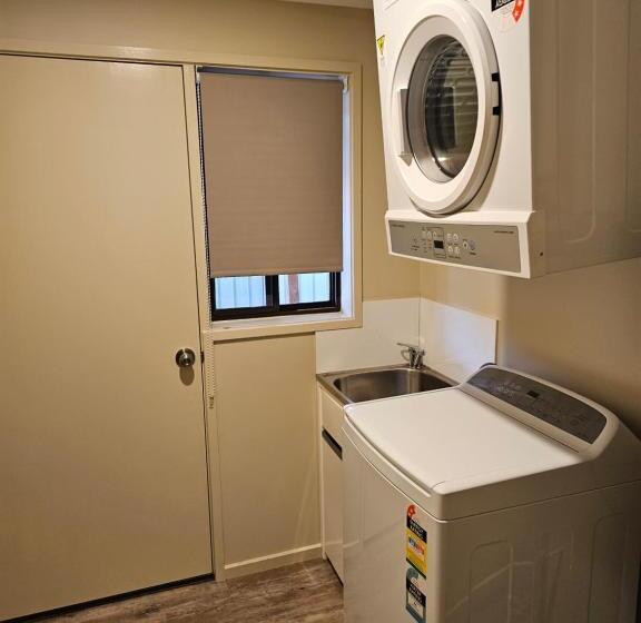 Top Of The Town Motel & Apartments