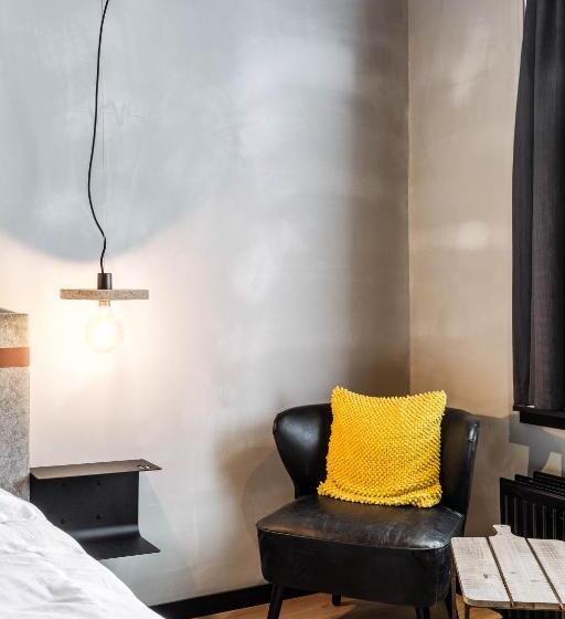 هتل Upstairs