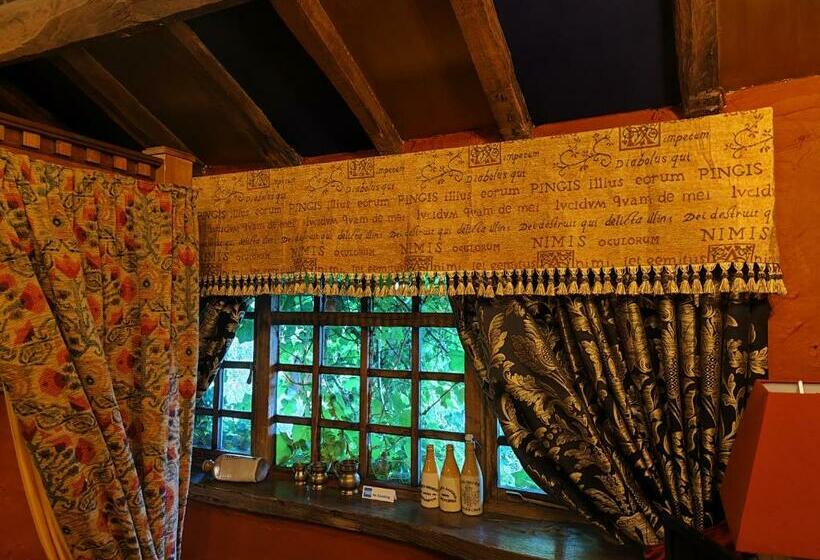 בית מלון כפרי Wizards Thatch Luxury Suites