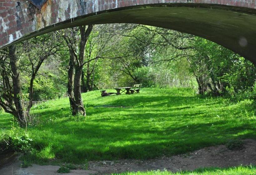 فندق Greyhound Country Inn