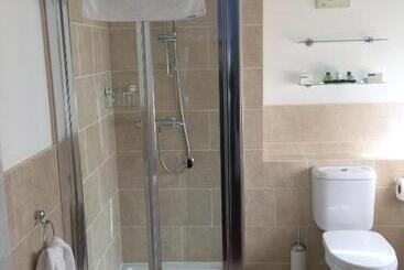 هتل Greyhound Country Inn