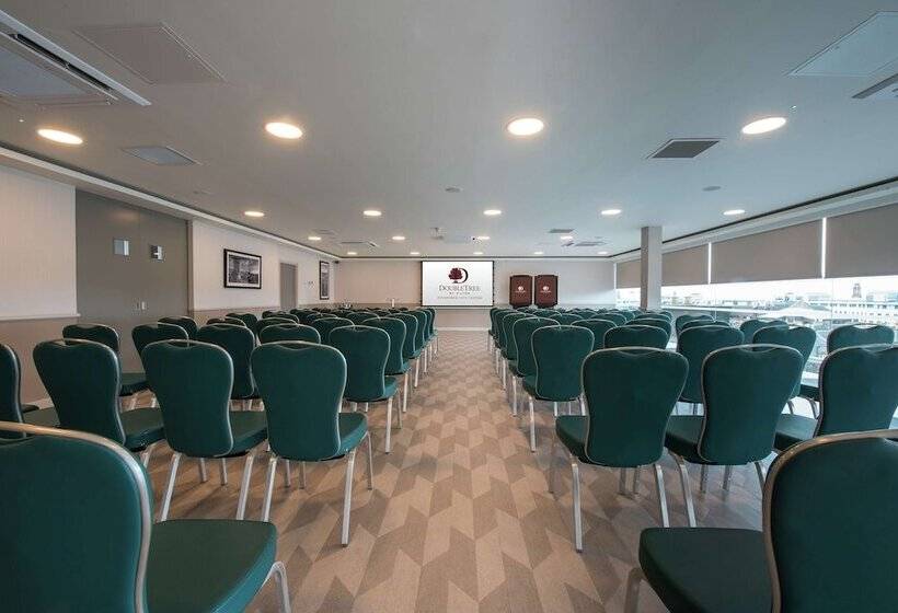 בית מלון כפרי Doubletree By Hilton  Edinburgh City Centre