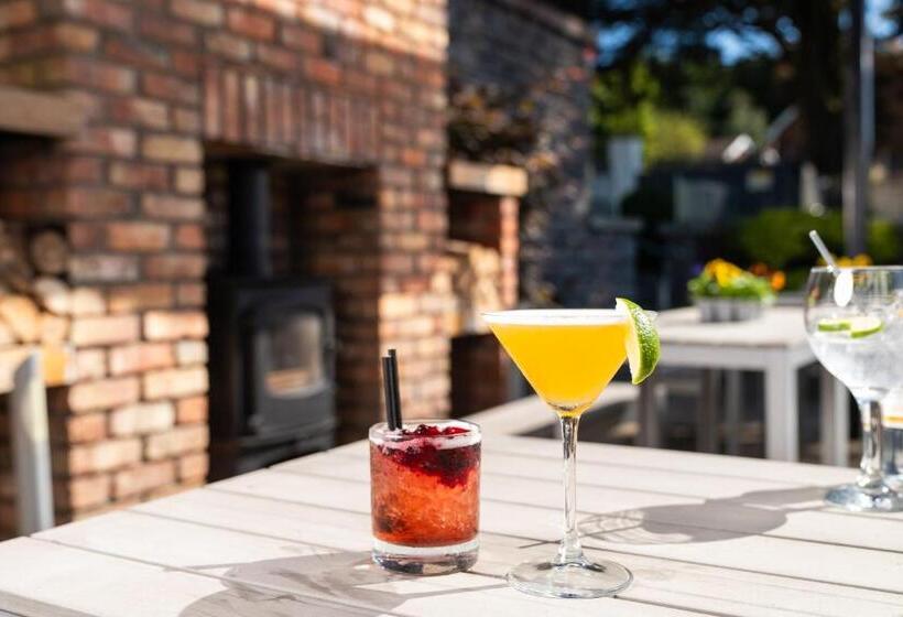 בית מלון כפרי Ivanhoe Inn And