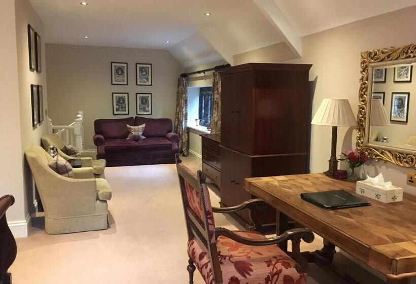 فندق Lewtrenchard Manor