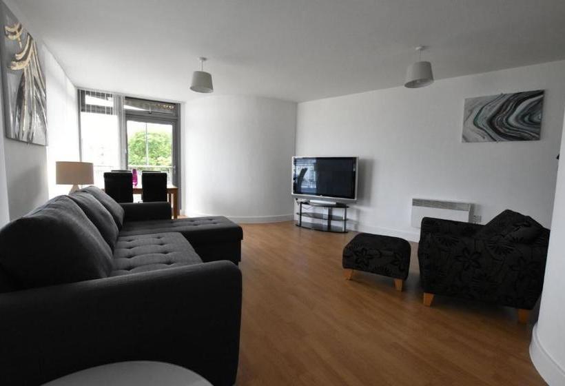 Apexlivingne Luxury Balcony Apartment, Double Bed, Wifi