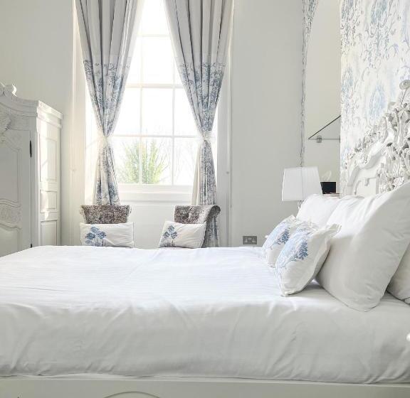 Отель The Riverside House