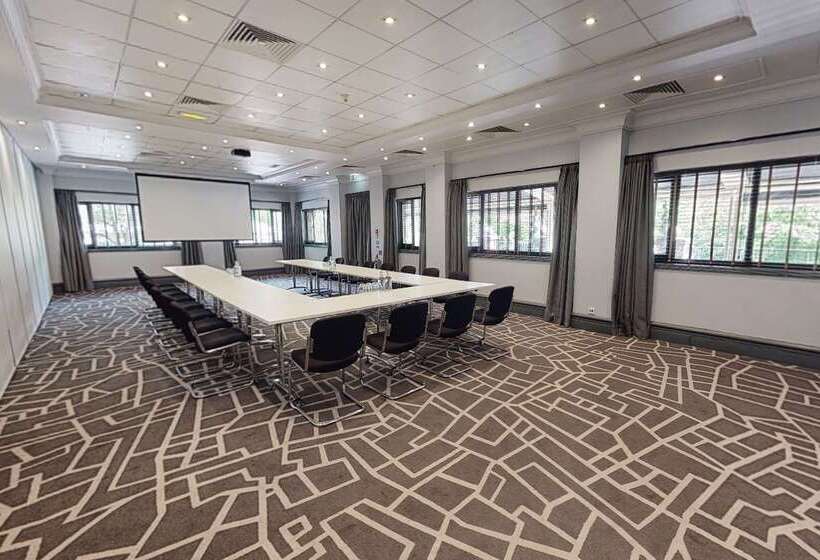استراحتگاه Village Hotel Wirral