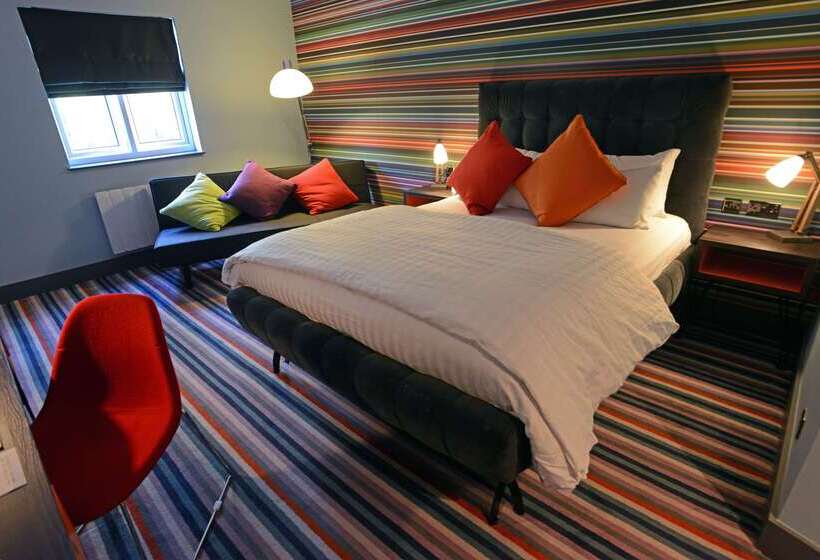 استراحتگاه Village Hotel Wirral