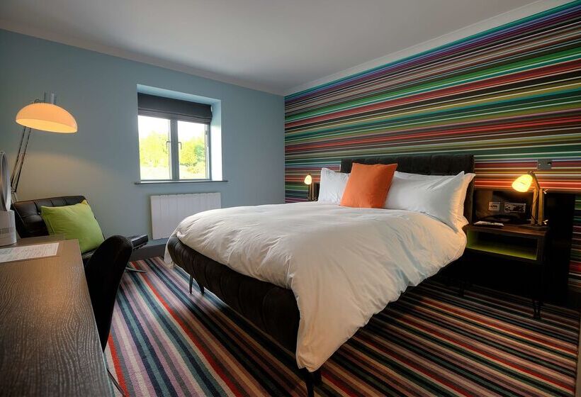 استراحتگاه Village Hotel Wirral