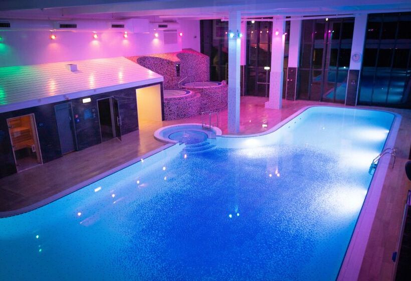 استراحتگاه Village Hotel Wirral