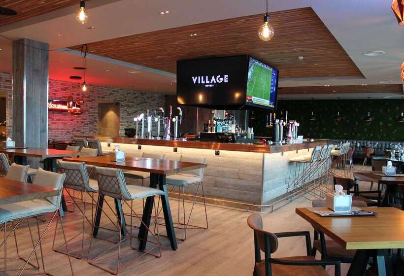 استراحتگاه Village Hotel Wirral